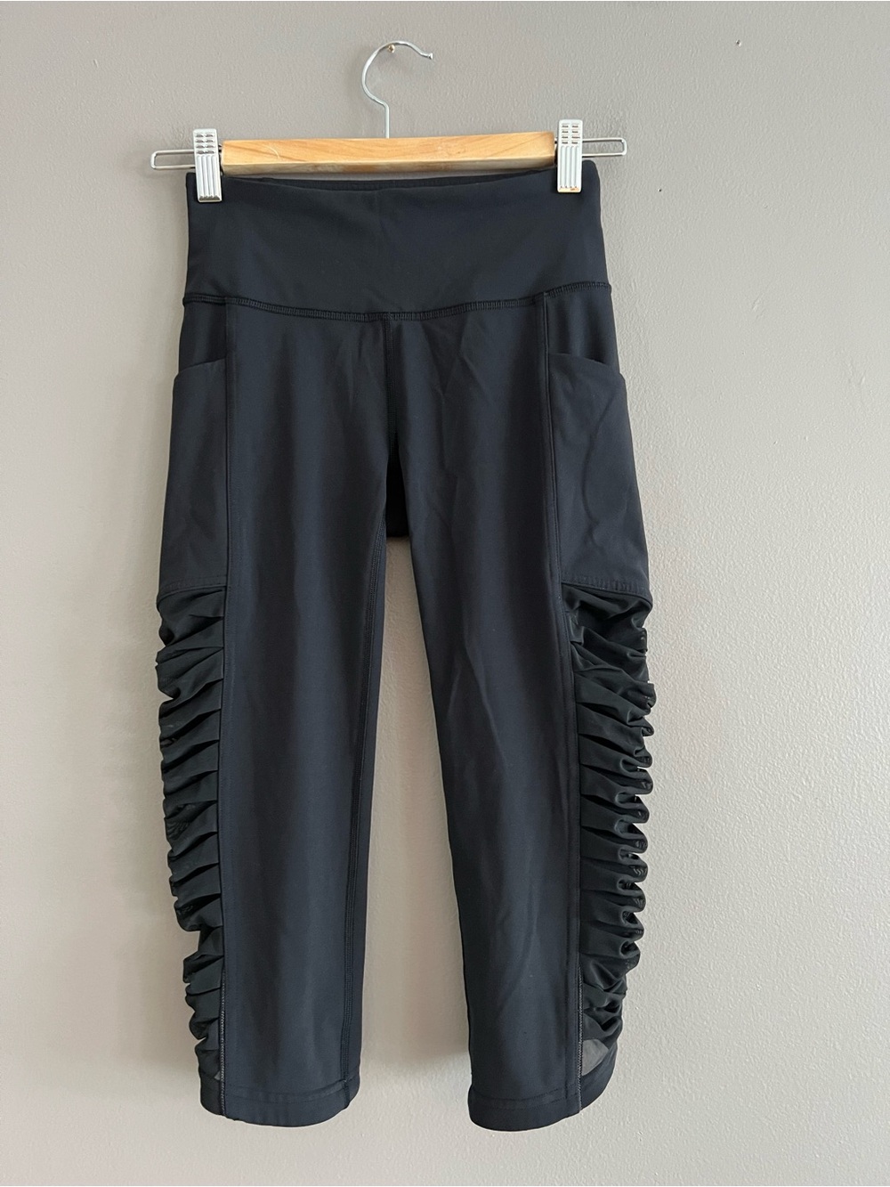 Lululemon Pants Womens Size 2 Black Crop Leggings Pockets Ruched Side Mesh
